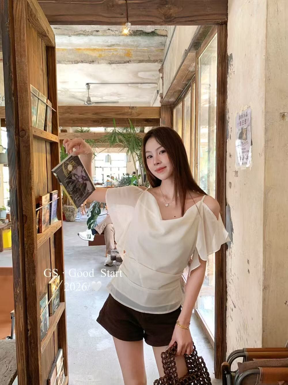 여름 디자인 센스 불규칙 주름 허리 수축 달콤한 매운맛 흔들다 칼라 프릴 오프숄더 반팔 티셔츠 여성 셔츠