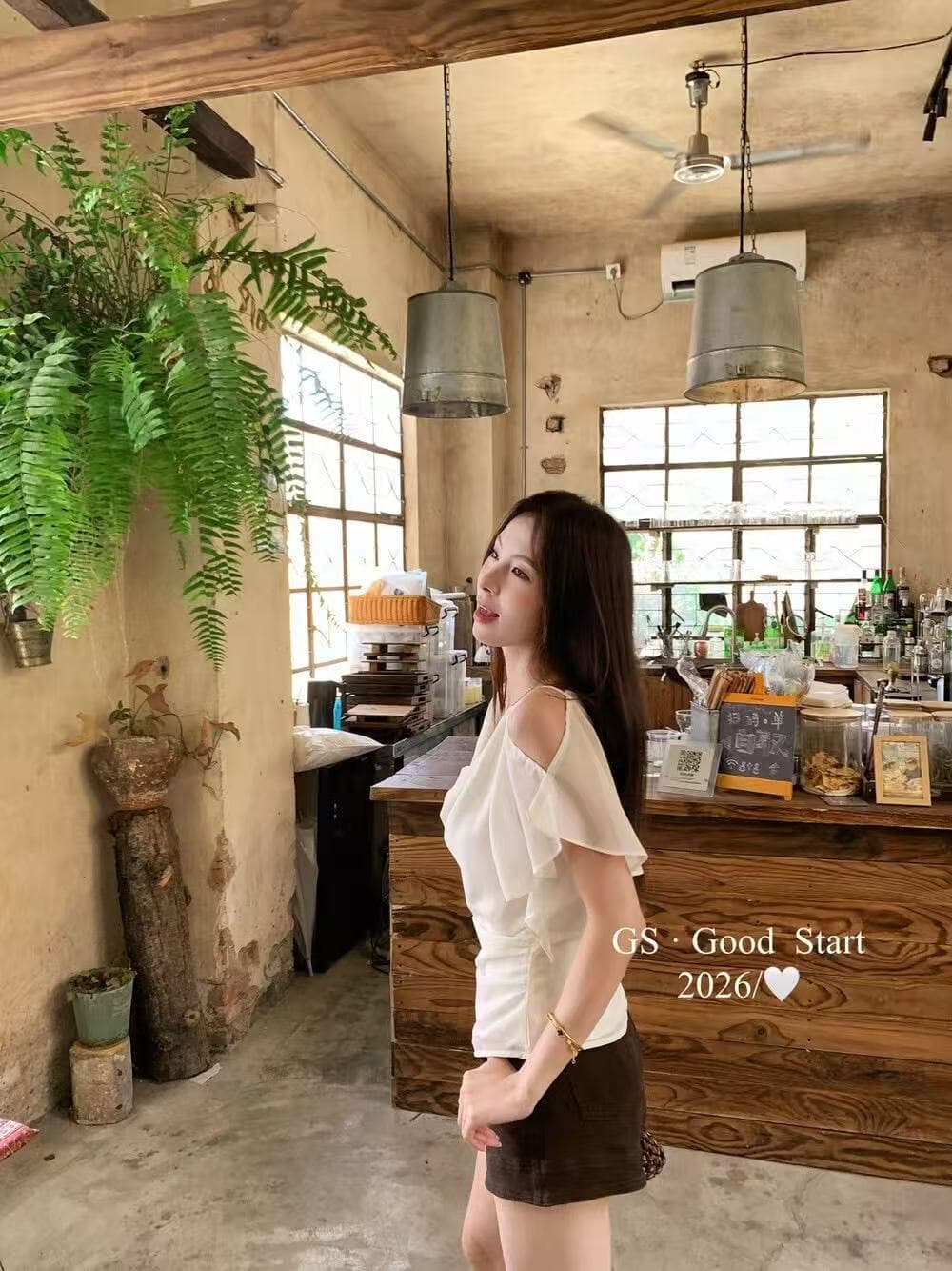 여름 디자인 센스 불규칙 주름 허리 수축 달콤한 매운맛 흔들다 칼라 프릴 오프숄더 반팔 티셔츠 여성 셔츠 상세 이미지 4