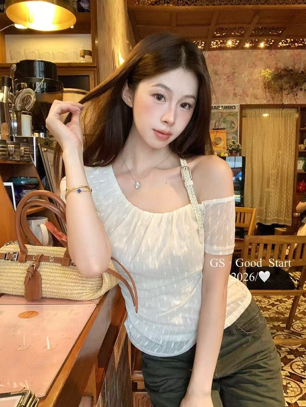 2026 년 여름 새로운 여성 의류 맨위 매운맛 한 부서 품격 세련된 디자인 센스 행침 목 레이스 셔츠 몸매 가꾸기 품격 이미지 4