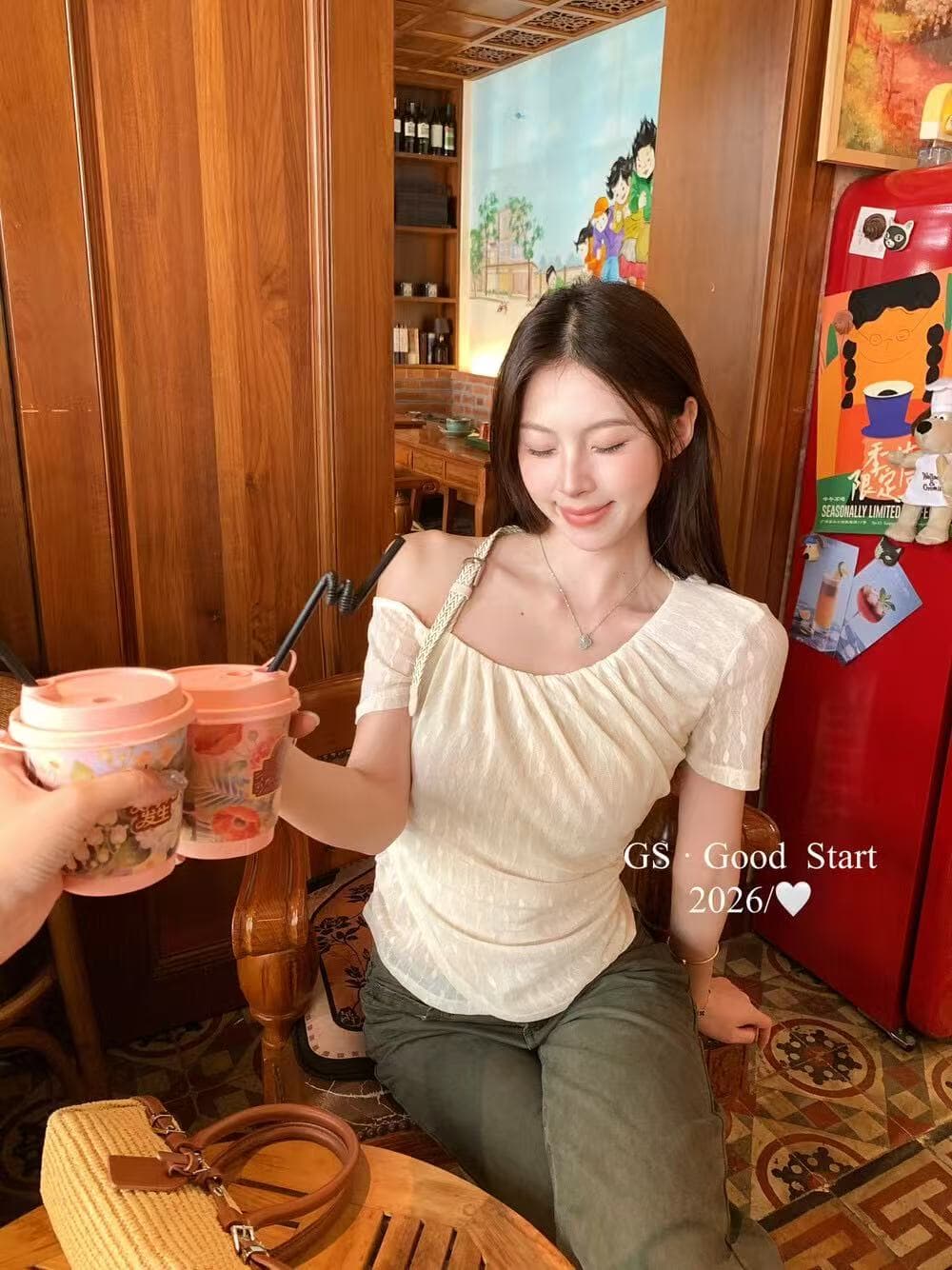 2026 년 여름 새로운 여성 의류 맨위 매운맛 한 부서 품격 세련된 디자인 센스 행침 목 레이스 셔츠 몸매 가꾸기 품격 이미지 2