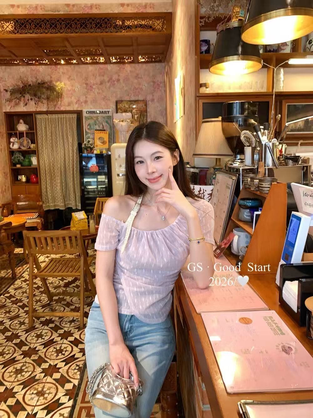 2026 년 여름 새로운 여성 의류 맨위 매운맛 한 부서 품격 세련된 디자인 센스 행침 목 레이스 셔츠 몸매 가꾸기 품격 이미지 3