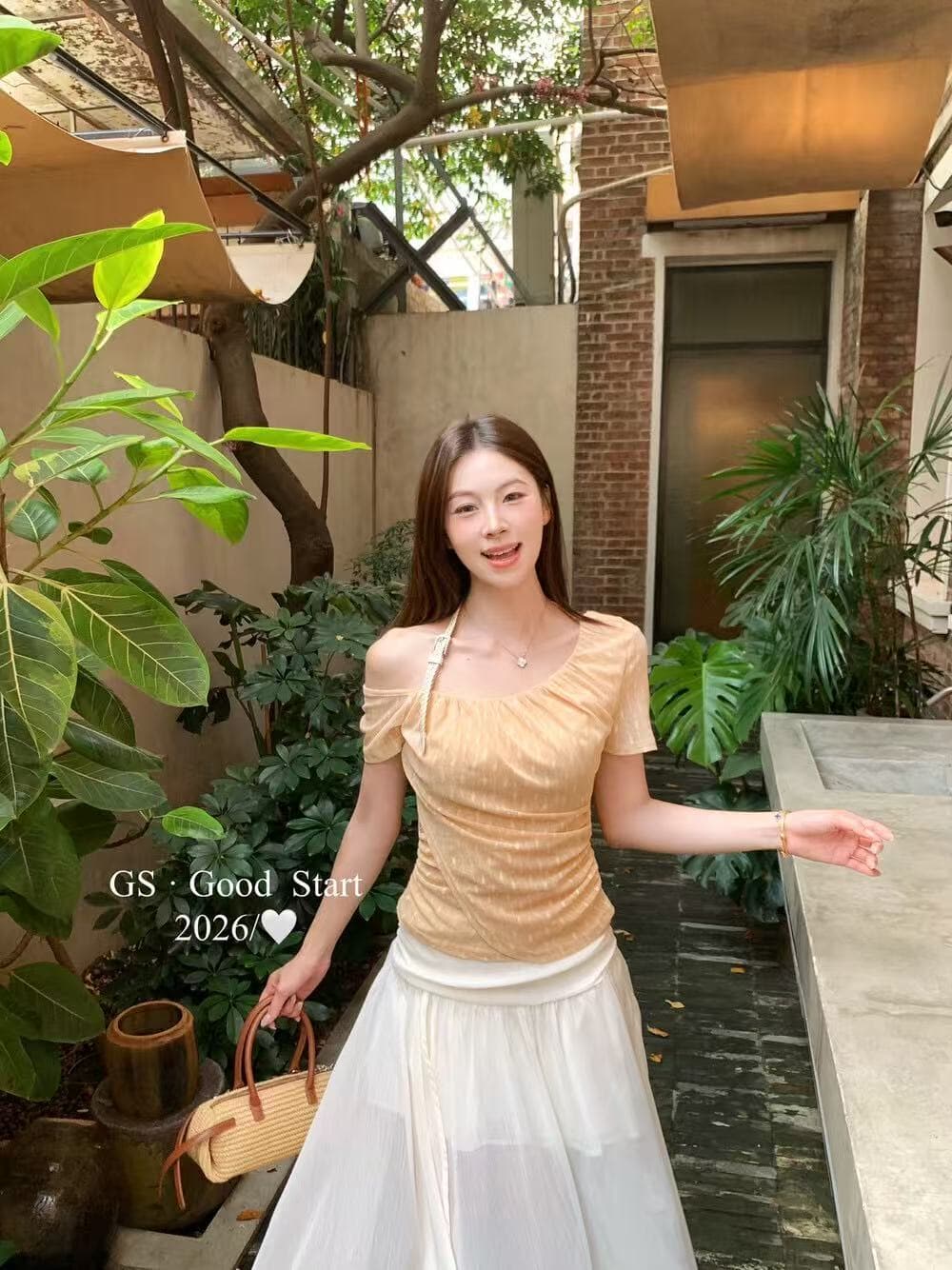 2026 년 여름 새로운 여성 의류 맨위 매운맛 한 부서 품격 세련된 디자인 센스 행침 목 레이스 셔츠 몸매 가꾸기 품격 상세 이미지 2