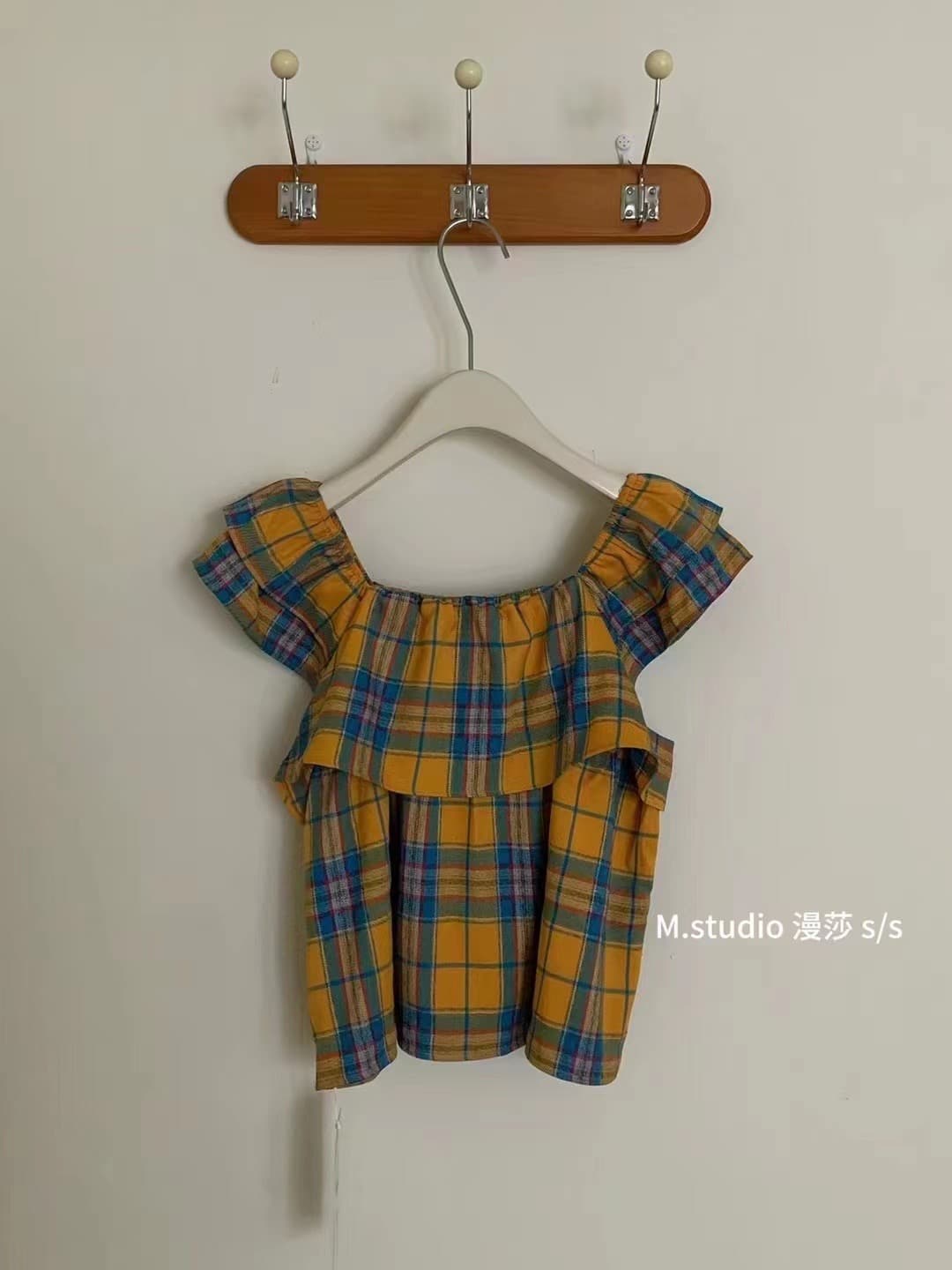 2026 년 여름 새로운 인형 셔츠 체크무늬 작은 날다 소매 프릴 오프숄더 민소매 쇼트 스타일 맨위 여성 이미지 4