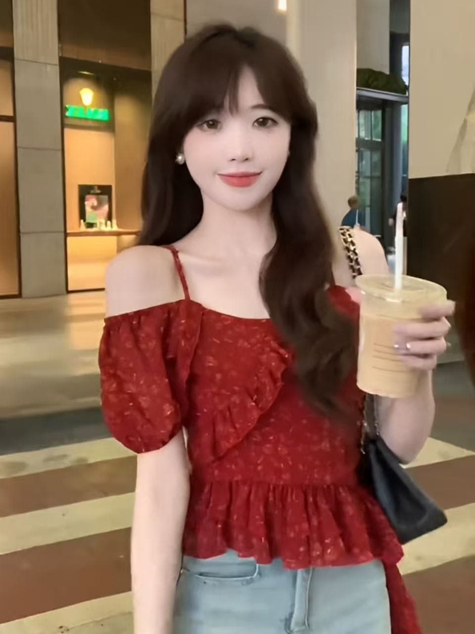 여름 새로운 거품 소매 작은 셔츠 디자인 센스 작은 대중 프랑스식 달콤한 매운맛 빨간색 꽃무늬 슬립 오프숄더 맨위 여성