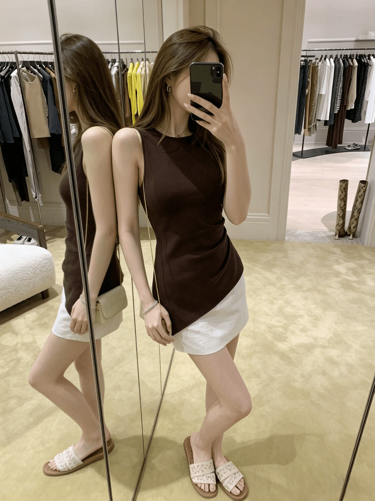 2026 슈퍼 화재 연령 감소 여름 프랑스식 디자인 센스 슬림해 보이는 불규칙 라운드 넥 핀치 Pleat 측면 트임 조끼 맨위 여성 이미지 4