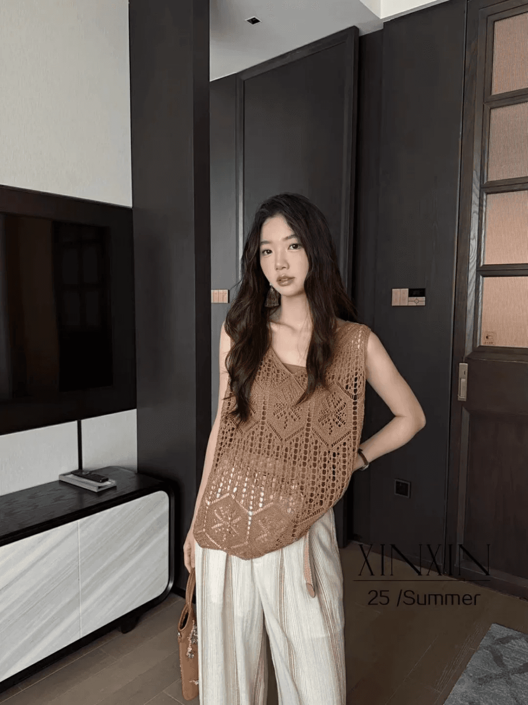 프랑스식 작은 대중 고유 한 레트로 홀로우 아웃 카키 색 V넥 니트 조끼 여성 여름 Chic 어깨 베스트 맨위 상세 이미지 4