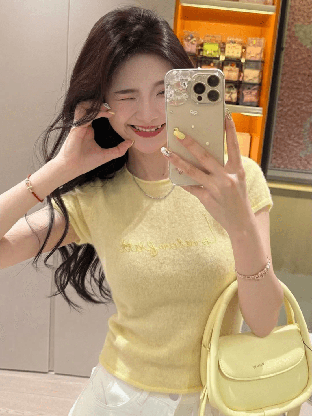 한 부서 황색 알파벳 긍정적 인 어깨 반팔 티셔츠 여성 여름 새로운 2026 슈퍼 화재 연령 감소 자이언트 잘 생긴 아름다운 맨위 이미지 3