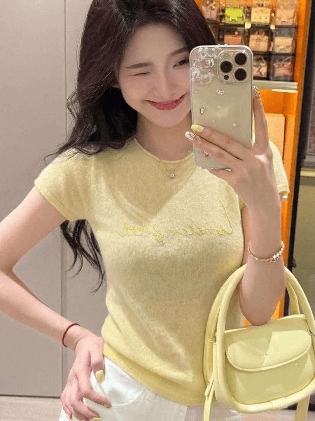 한 부서 황색 알파벳 긍정적 인 어깨 반팔 티셔츠 여성 여름 새로운 2026 슈퍼 화재 연령 감소 자이언트 잘 생긴 아름다운 맨위 이미지 4