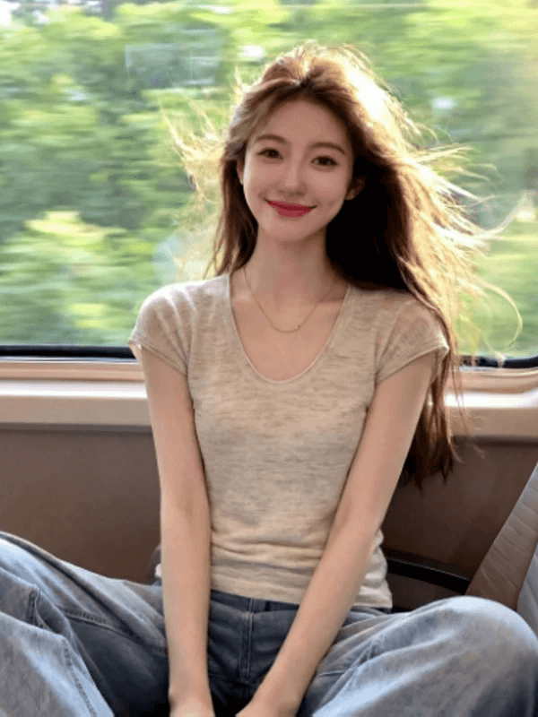 한 부서 미니멀리즘 u 칼라 반팔 티셔츠 여성 2026 년 여름 새로운 몸매 가꾸기 슬림해 보이는 다용도 품격 풀오버 맨위 트렌디