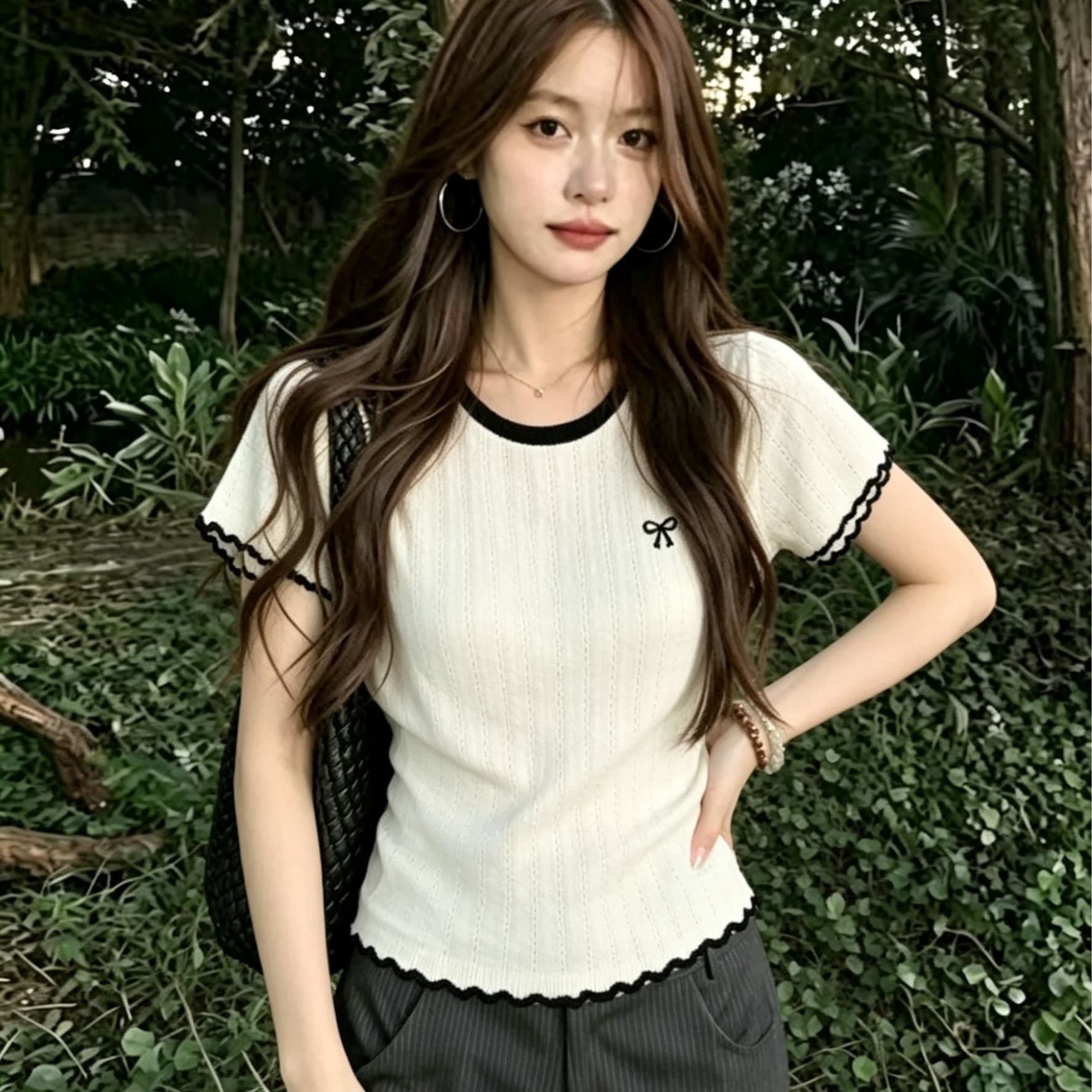 화이트 배색 라운드 넥 반팔 티셔츠 여성 여름 새로운 얇은 스타일 니트 스웨터 나비 매듭 자수 몸매 가꾸기 맨위 트렌디 이미지 6