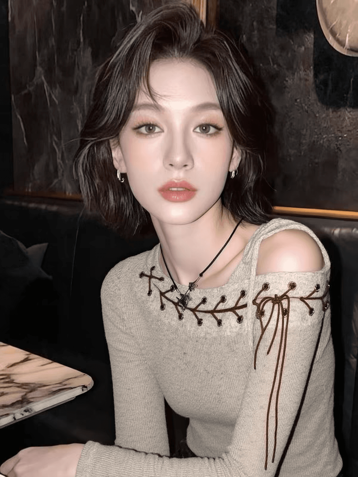 2026 년 가을 새로운 살구 색상 비스듬한 어깨 레이스업 오프숄더 나팔 긴팔 출퇴근 다용도 미니멀리즘 몸매 가꾸기 맨위 상세 이미지 1