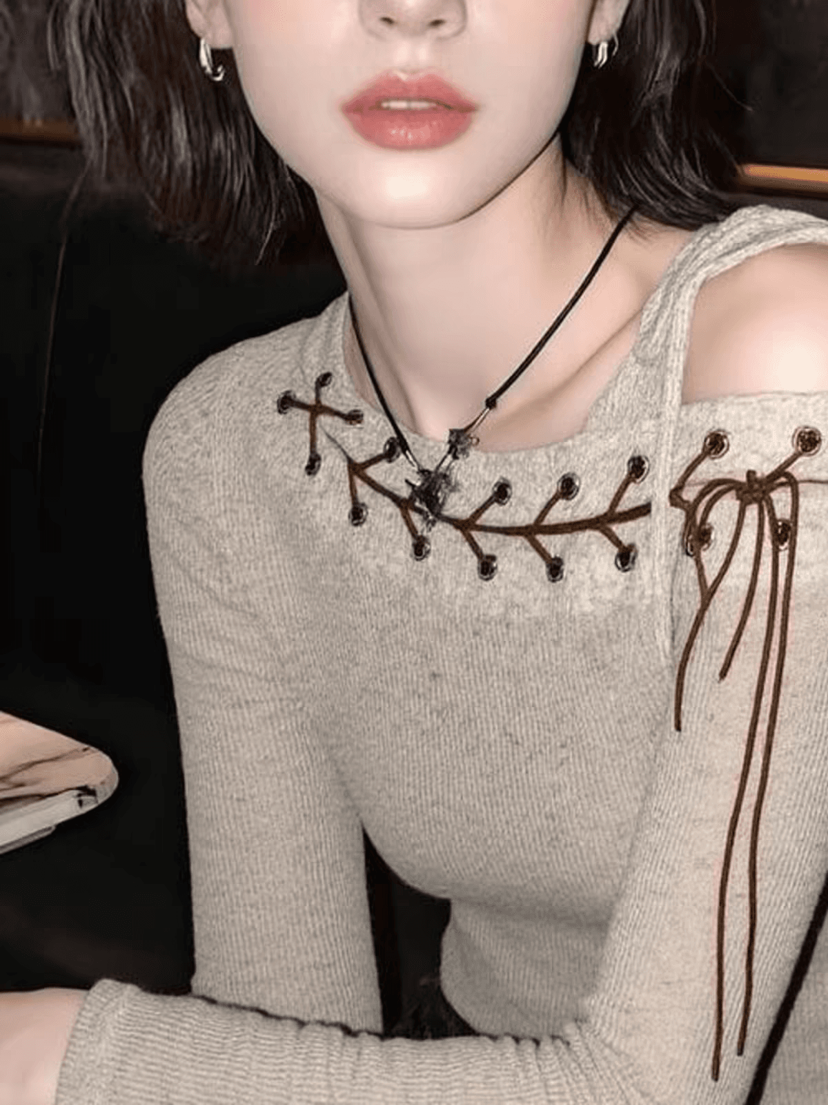 2026 년 가을 새로운 살구 색상 비스듬한 어깨 레이스업 오프숄더 나팔 긴팔 출퇴근 다용도 미니멀리즘 몸매 가꾸기 맨위 상세 이미지 2
