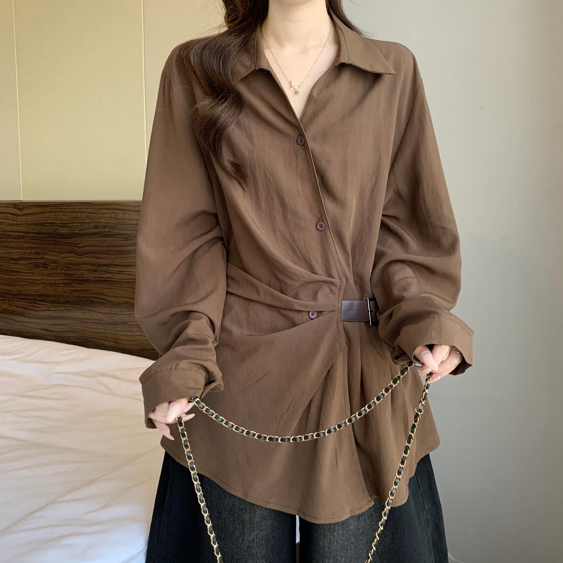 2026 가을 새로운 프랑스식 불규칙 POLO 칼라 긍정적 인 어깨 셔츠 빅 사이즈 지방 mm 허리 수축 슬림해 보이는 고유 한 맨위 상세 이미지 19
