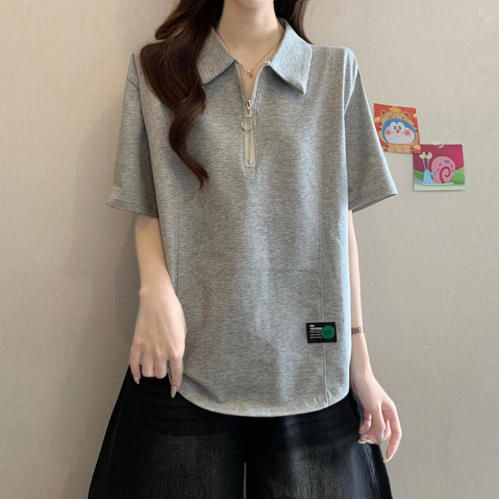 디자인 센스 POLO 칼라 하프 지퍼 긍정적 인 어깨 반팔 티셔츠 여성 여름 새로운 지방 mm 패션 캐주얼 슬림해 보이는 다용도 의류 이미지 3