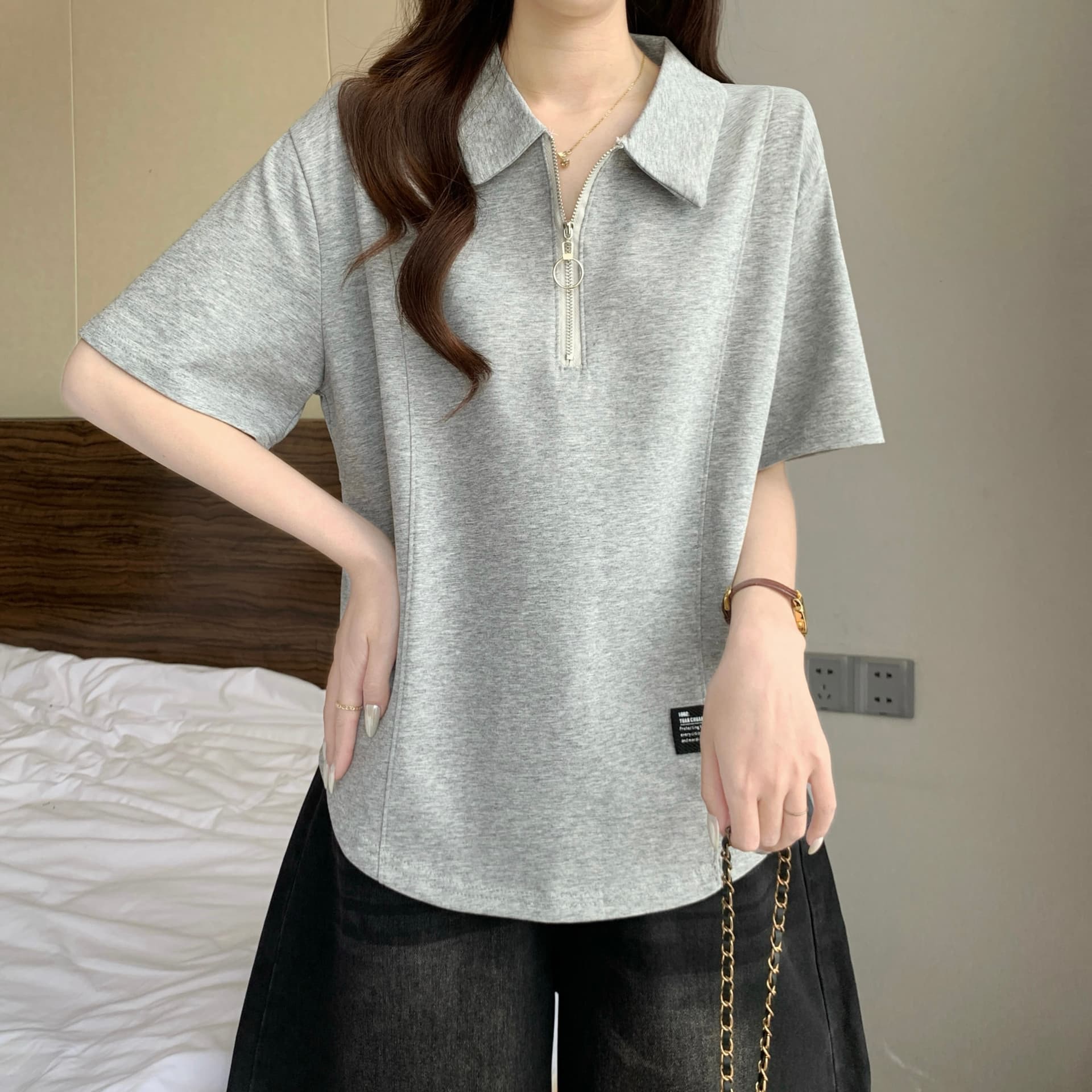 디자인 센스 POLO 칼라 하프 지퍼 긍정적 인 어깨 반팔 티셔츠 여성 여름 새로운 지방 mm 패션 캐주얼 슬림해 보이는 다용도 의류 상세 이미지 6