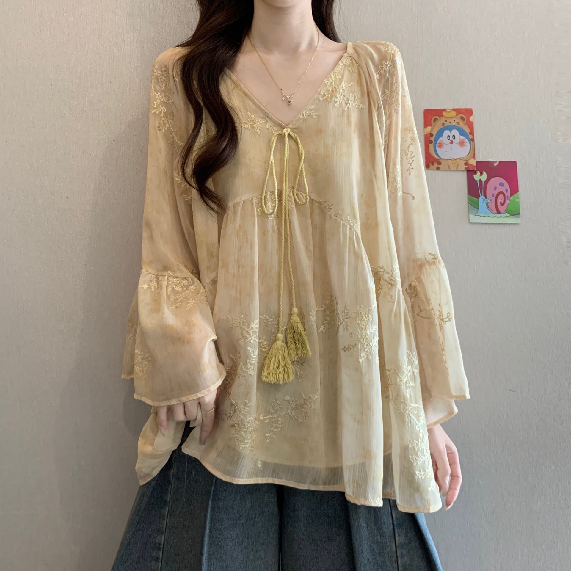 프랑스식 V넥 자수 쉬폰 블라우스 이른 가을 새로운 지방 mm 루즈핏 표지 배 품격 연령 감소 나팔 소매 자외선 차단 셔츠 이미지 4