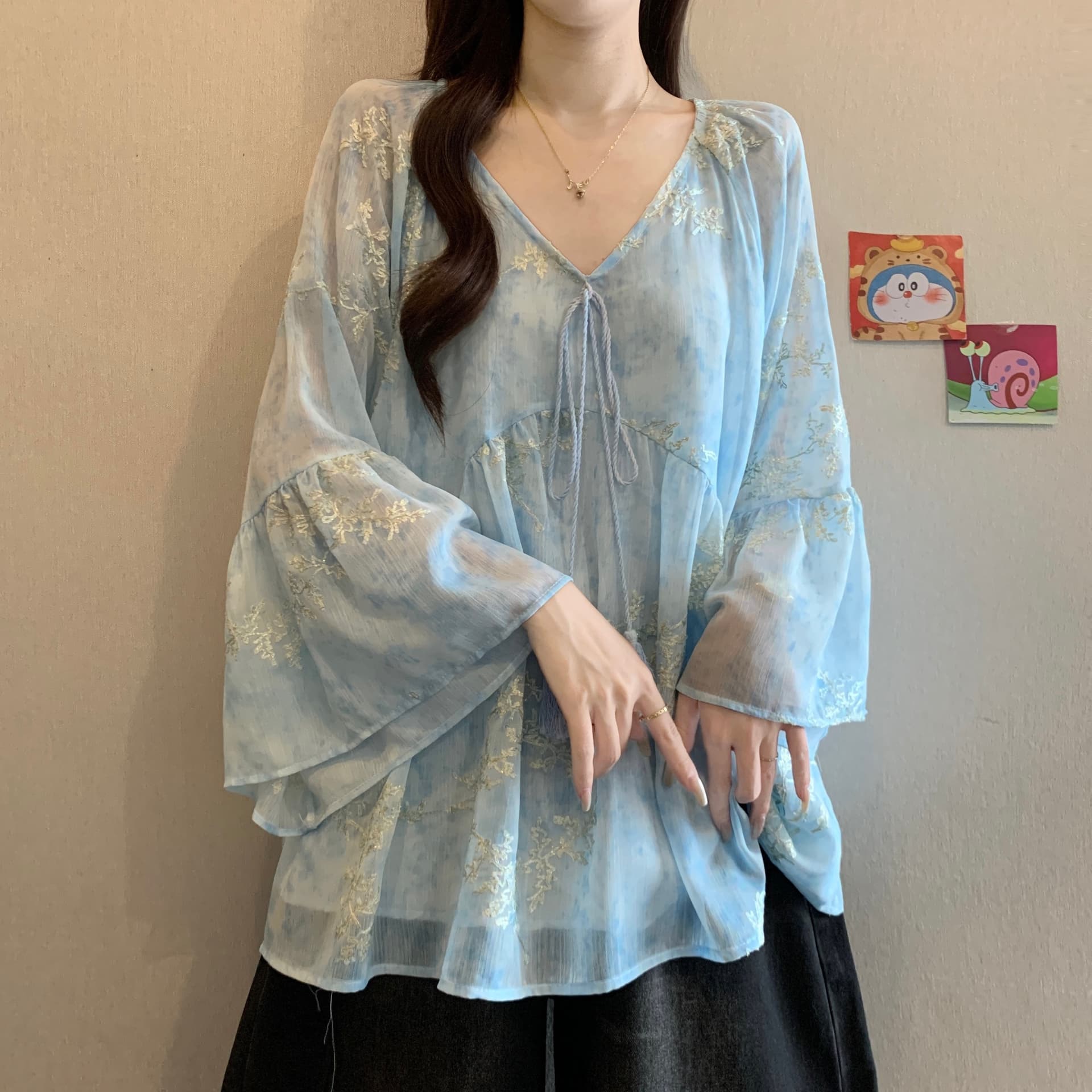 프랑스식 V넥 자수 쉬폰 블라우스 이른 가을 새로운 지방 mm 루즈핏 표지 배 품격 연령 감소 나팔 소매 자외선 차단 셔츠 상세 이미지 4