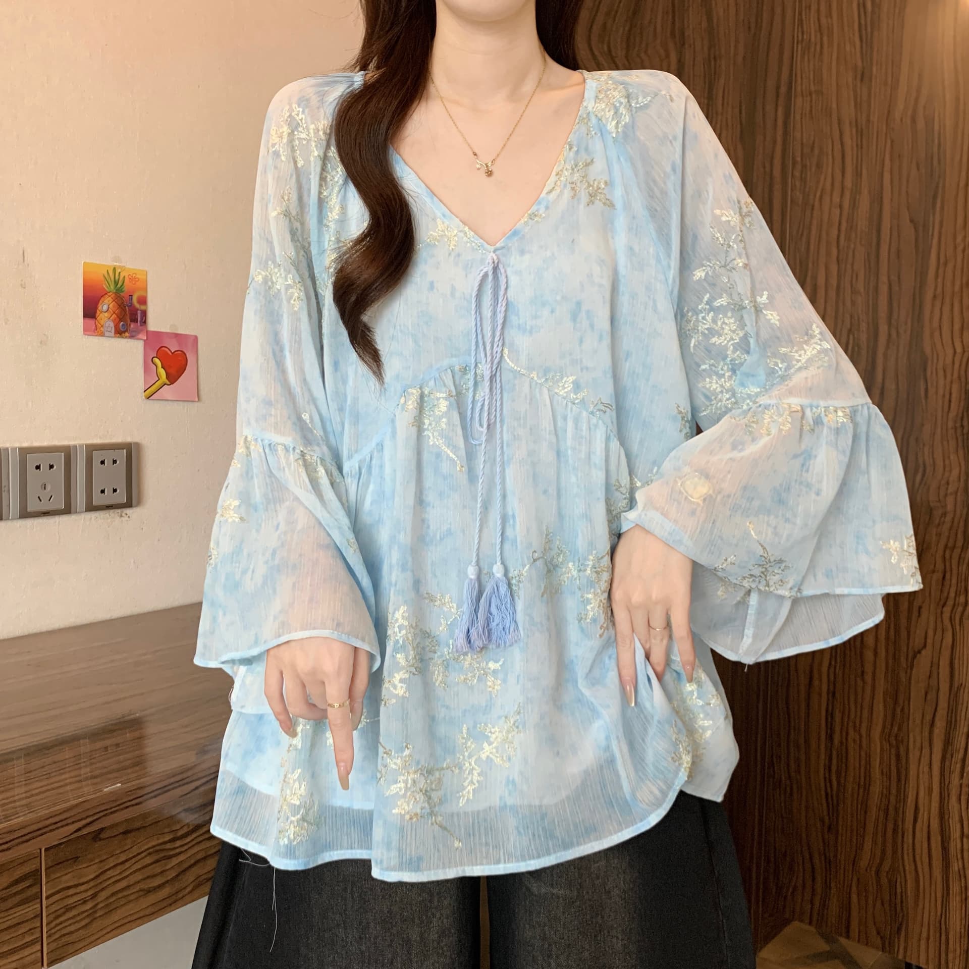 프랑스식 V넥 자수 쉬폰 블라우스 이른 가을 새로운 지방 mm 루즈핏 표지 배 품격 연령 감소 나팔 소매 자외선 차단 셔츠 상세 이미지 8