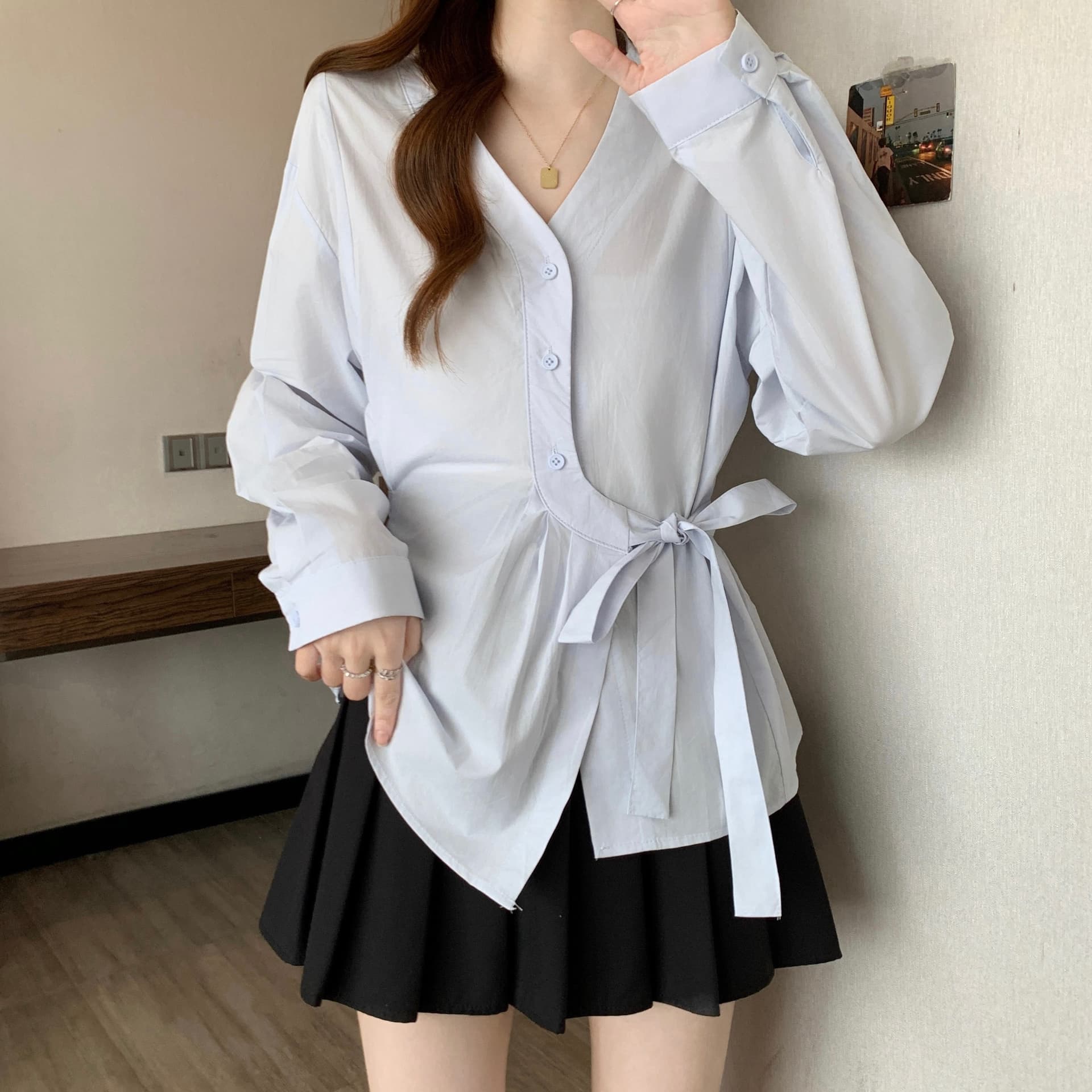 이른 가을 새로운 프랑스식 V넥 긍정적 인 어깨 긴팔 여성 셔츠 지방 mm 불규칙 스트랩 허리 수축 슬림해 보이는 Chic 맨위 상세 이미지 5
