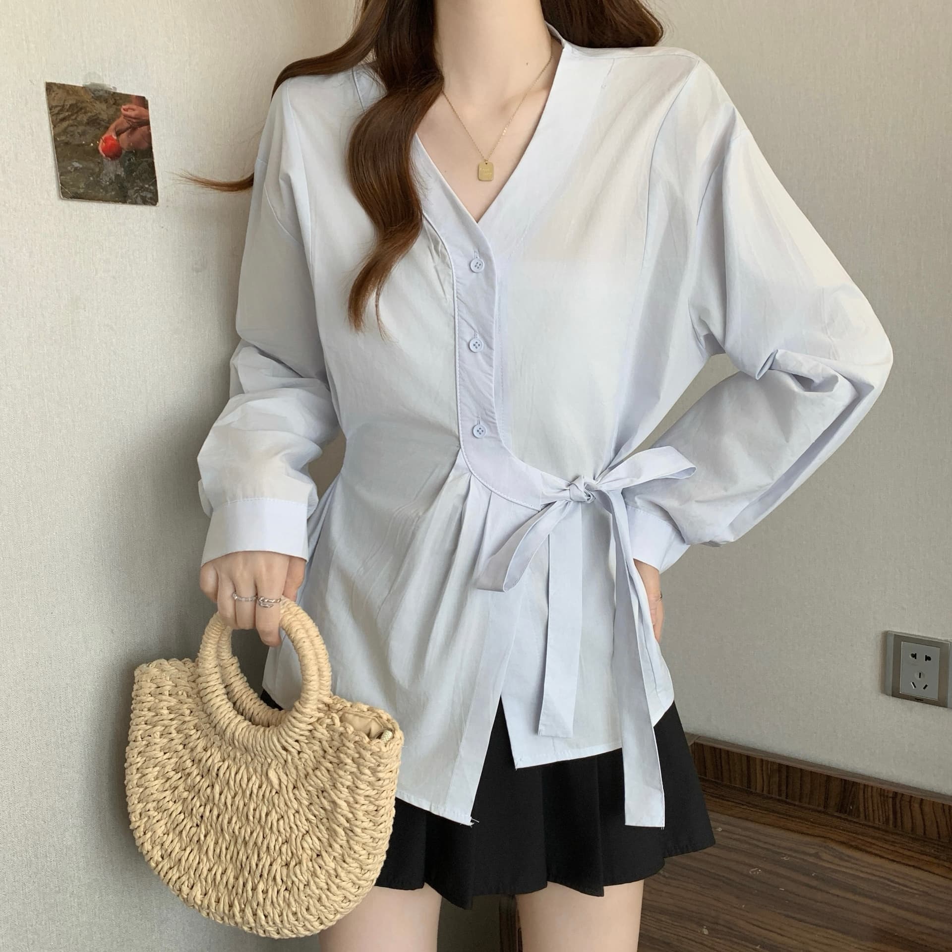 이른 가을 새로운 프랑스식 V넥 긍정적 인 어깨 긴팔 여성 셔츠 지방 mm 불규칙 스트랩 허리 수축 슬림해 보이는 Chic 맨위 상세 이미지 10