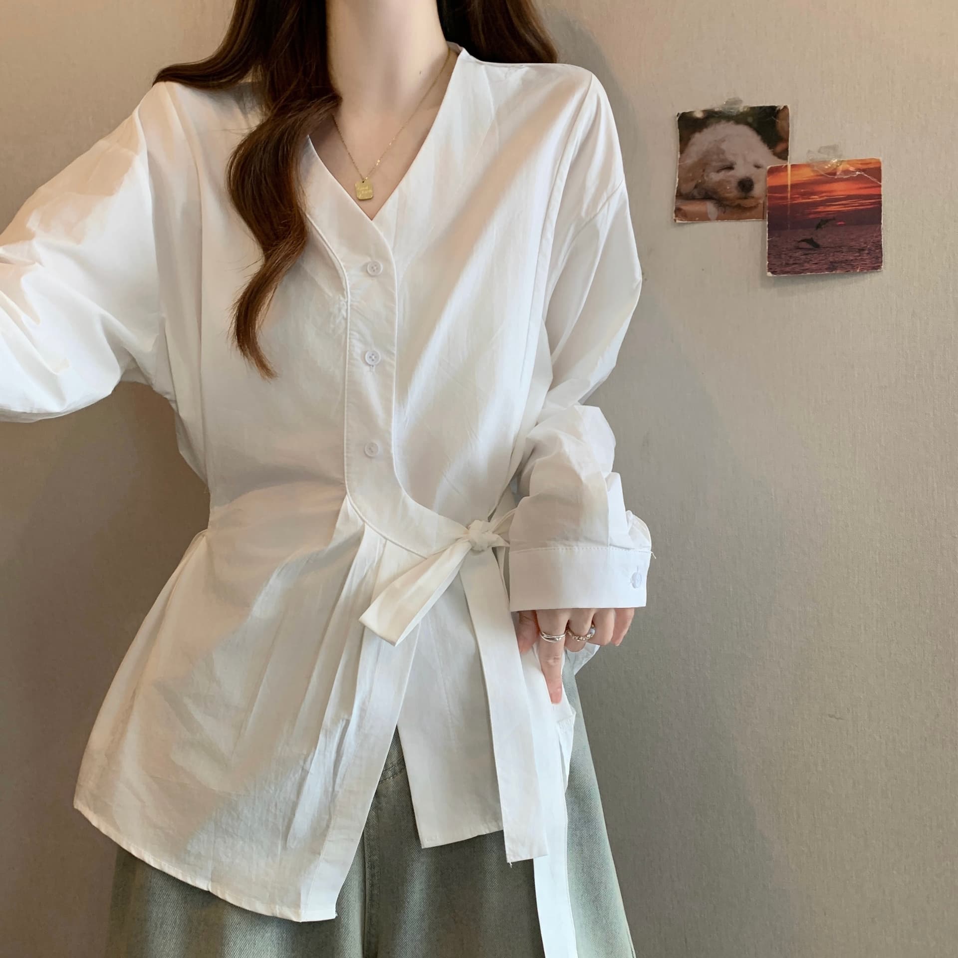 이른 가을 새로운 프랑스식 V넥 긍정적 인 어깨 긴팔 여성 셔츠 지방 mm 불규칙 스트랩 허리 수축 슬림해 보이는 Chic 맨위 상세 이미지 15