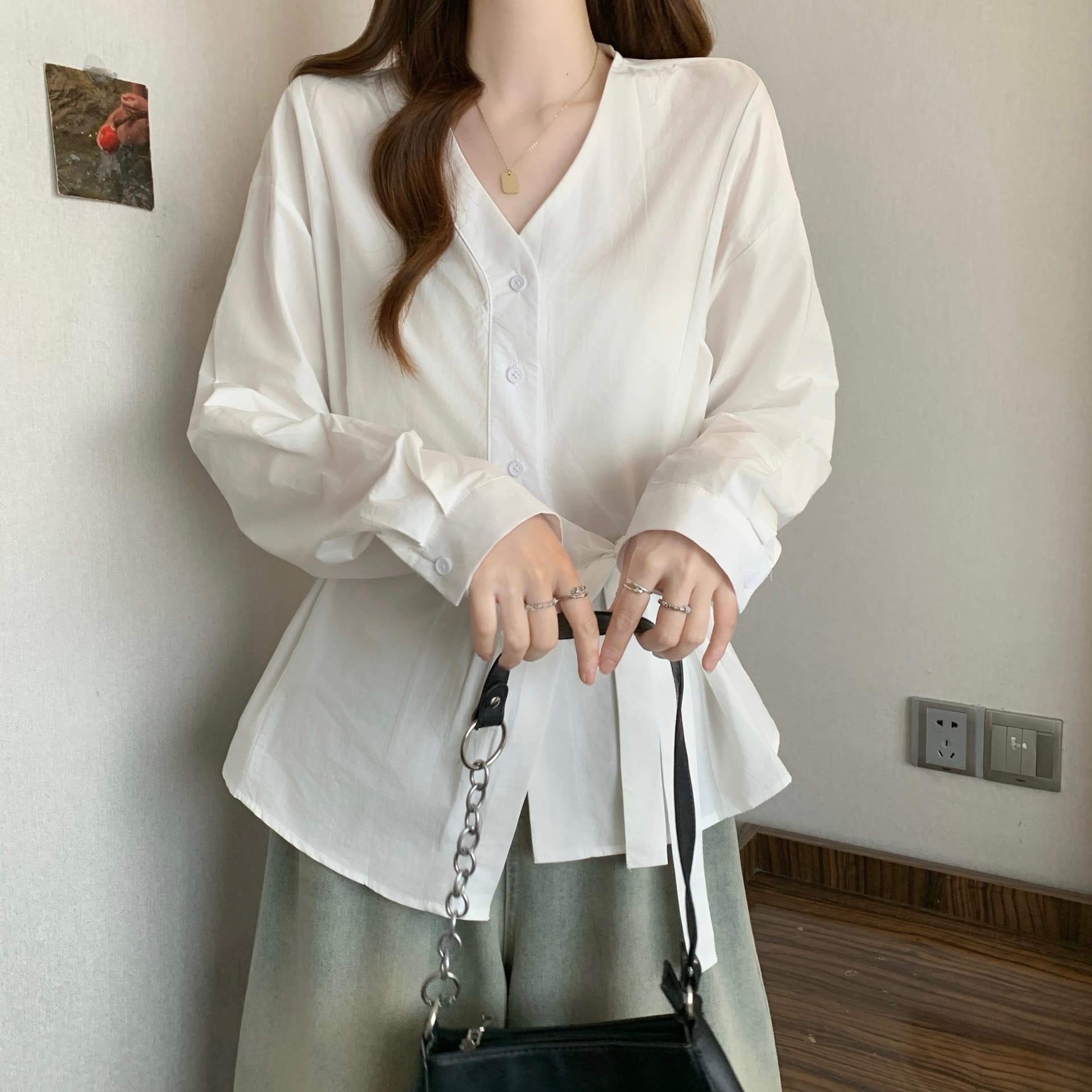 이른 가을 새로운 프랑스식 V넥 긍정적 인 어깨 긴팔 여성 셔츠 지방 mm 불규칙 스트랩 허리 수축 슬림해 보이는 Chic 맨위 상세 이미지 17
