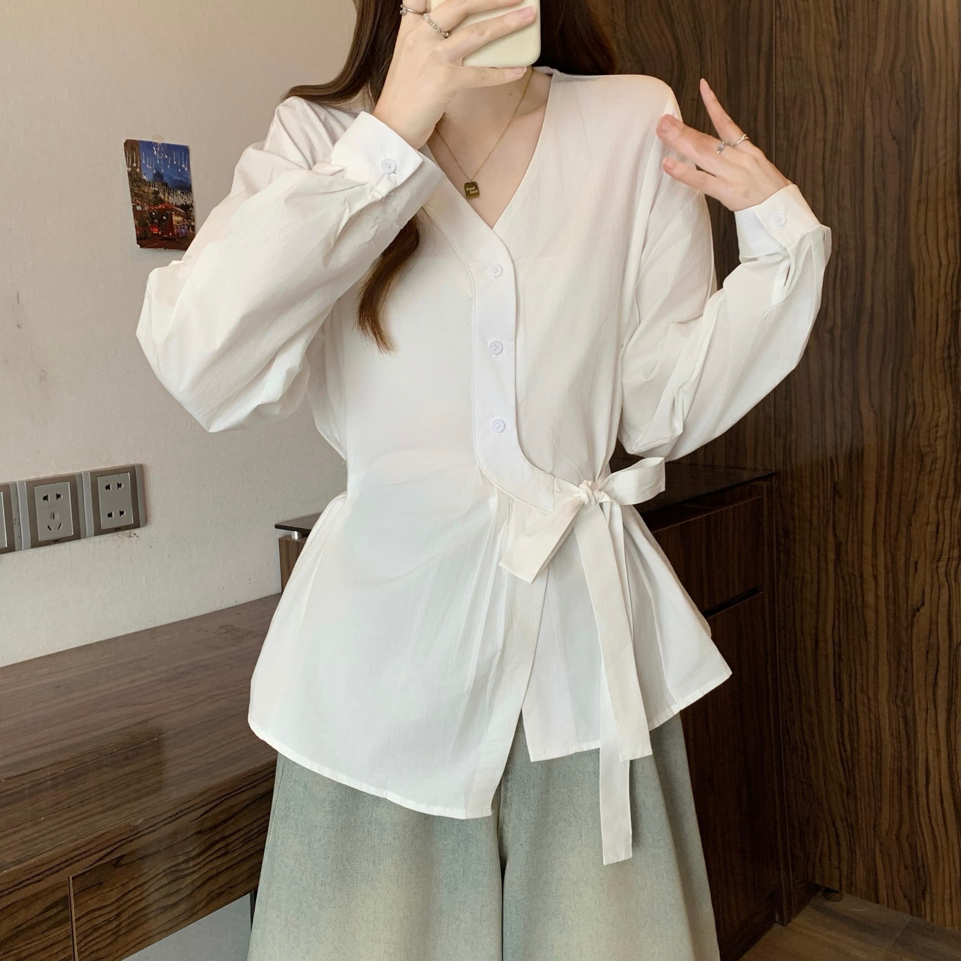 이른 가을 새로운 프랑스식 V넥 긍정적 인 어깨 긴팔 여성 셔츠 지방 mm 불규칙 스트랩 허리 수축 슬림해 보이는 Chic 맨위 상세 이미지 20