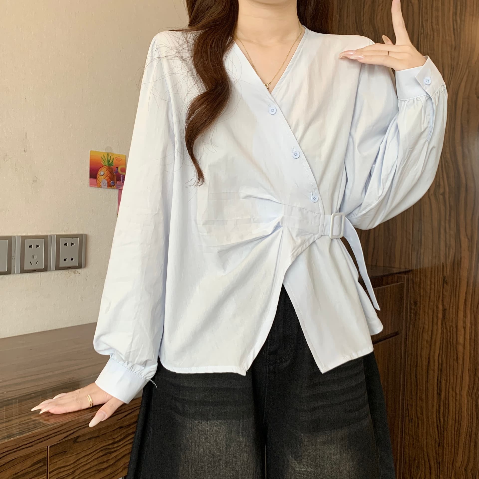 이른 가을 새로운 디자인 센스 고유 한 불규칙 V넥 긍정적 인 어깨 긴팔 셔츠 지방 mm 품격 허리 수축 슬림해 보이는 맨위 상세 이미지 6