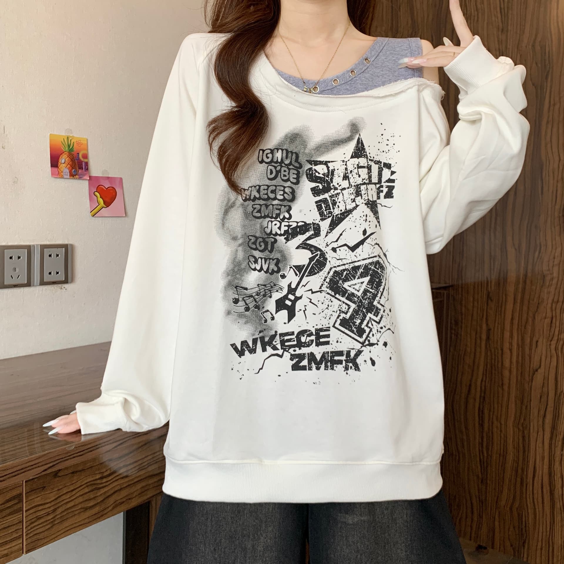 아메리칸 핫걸 페이크 레이어드 프린트 비스듬한 어깨 후드티 여성 2026 가을 겨울 새로운 지방 mm 표지 배 슬림해 보이는 오프숄더 맨위 상세 이미지 6