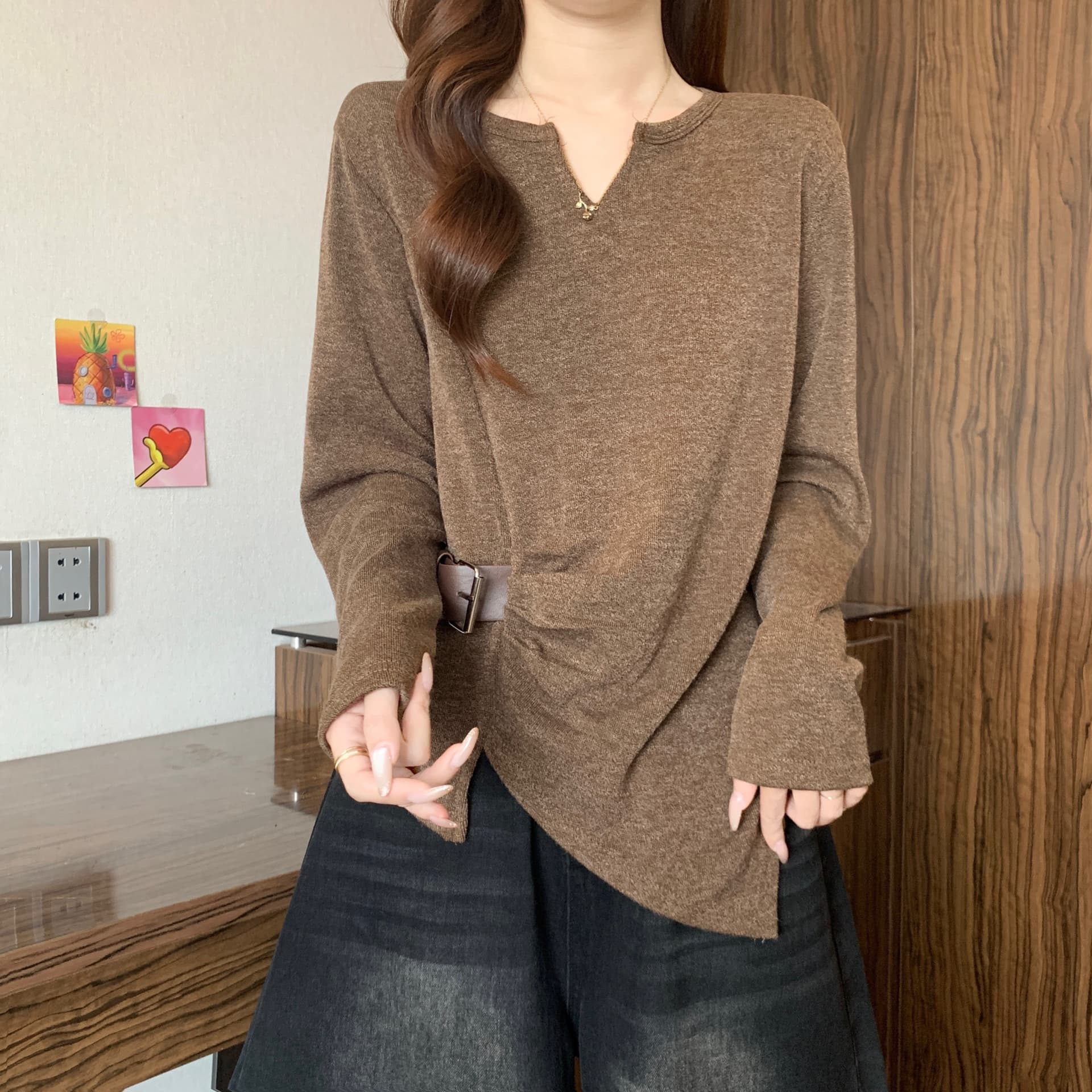 고급 센스 Chic 불규칙 주름 긍정적 인 어깨 긴팔 티셔츠 여성 가을 겨울 새로운 지방 mm 허리 수축 슬림해 보이는 니트 스웨터 상세 이미지 16