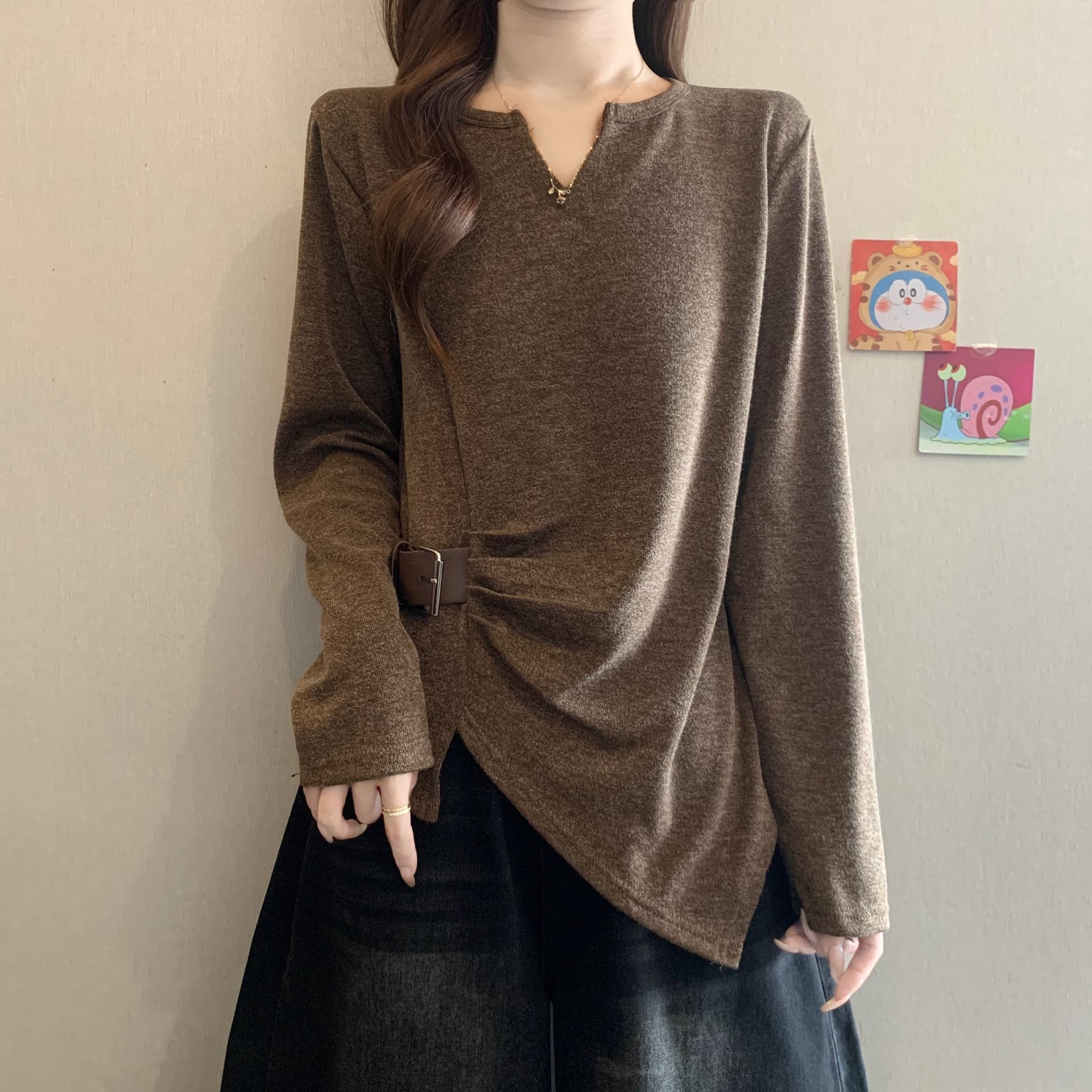 디자인 센스 Chic 불규칙 주름 긍정적 인 어깨 긴팔 티셔츠 여성 가을 겨울 새로운 지방 mm 허리 수축 슬림해 보이는 니트 스웨터 상세 이미지 5
