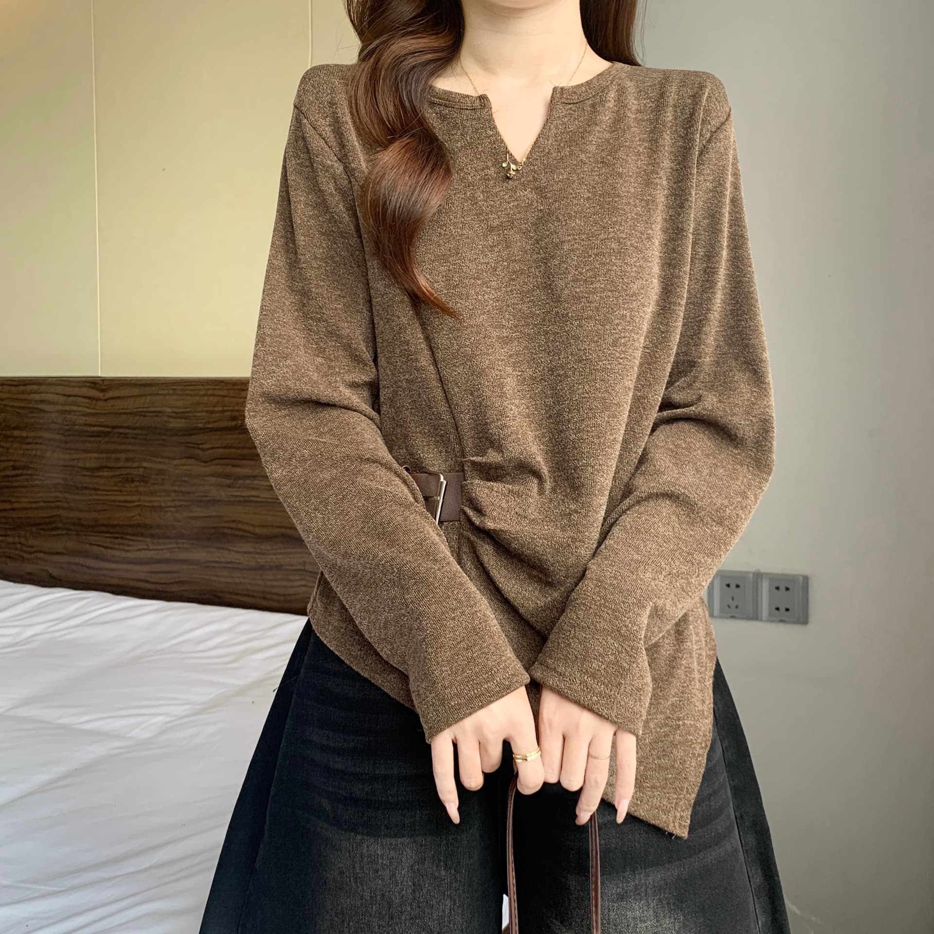 디자인 센스 Chic 불규칙 주름 긍정적 인 어깨 긴팔 티셔츠 여성 가을 겨울 새로운 지방 mm 허리 수축 슬림해 보이는 니트 스웨터 상세 이미지 9