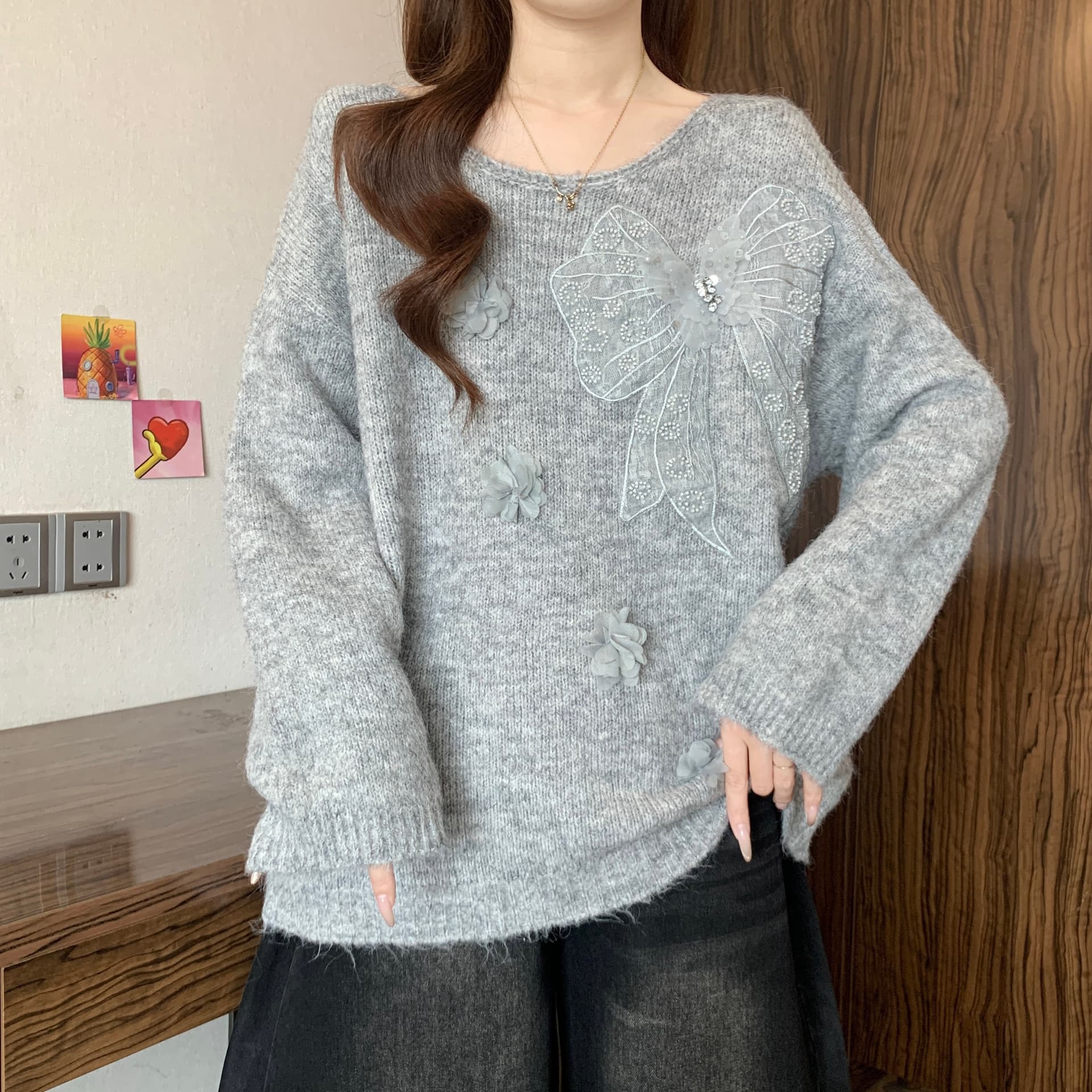 슈퍼 잘 생긴 3 차원 나비 회색 긴팔 스웨터 여자 가을 겨울 새로운 지방 mm 느긋한 바람 슬림해 보이는 아름다운 니트 스웨터 상세 이미지 8