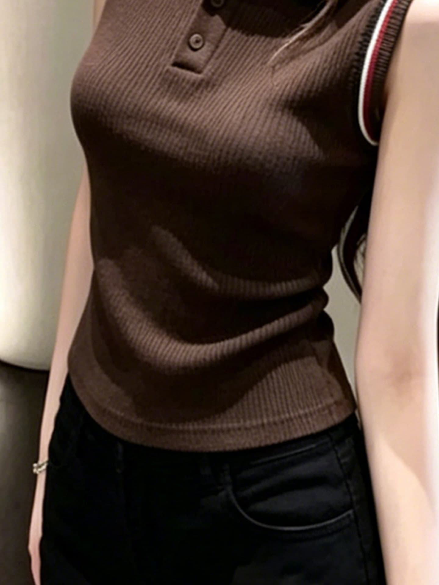 한 부서 품격 미니멀리즘 다용도 폴로 칼라 배색 조끼 2026 여름 새로운 핫걸 얼음 실크 니트 맨위 여성 의류 이미지 3