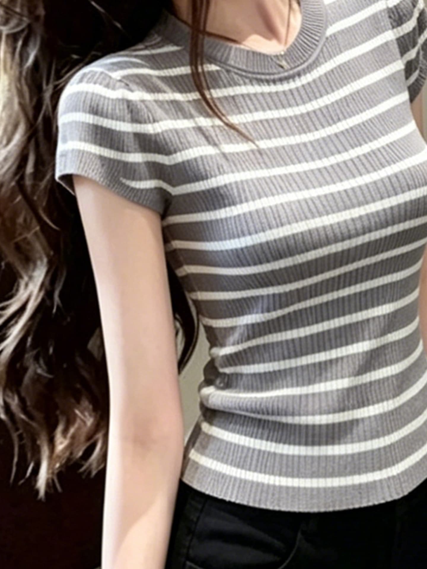 미니멀리즘 캐주얼 바람 회색 스트라이프 라운드 넥 니트 반팔 티셔츠 여성 여름 섹션 슈퍼 잘 생긴 다용도 긍정적 인 어깨 의류 이미지 4