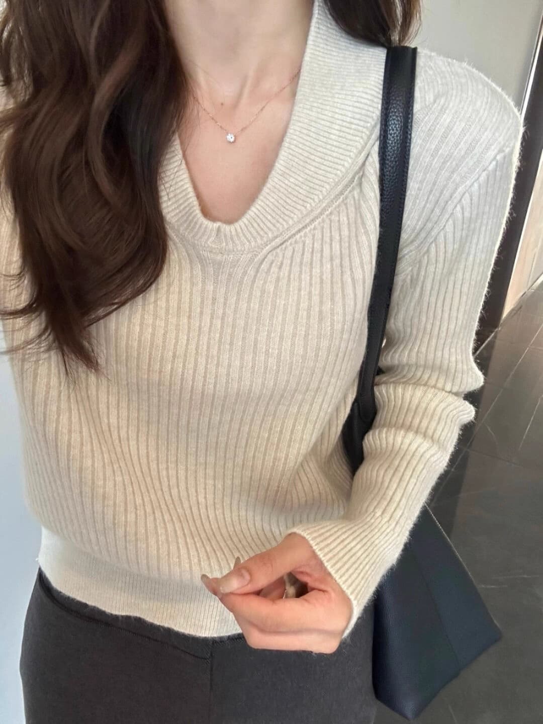 아메리칸 레트로 살구 색상 V넥 긴팔 미니멀리즘 스웨터 여자 가을 겨울 고급 센스 슬림해 보이는 인사이드 가져 가라. 만나는 니트 맨위