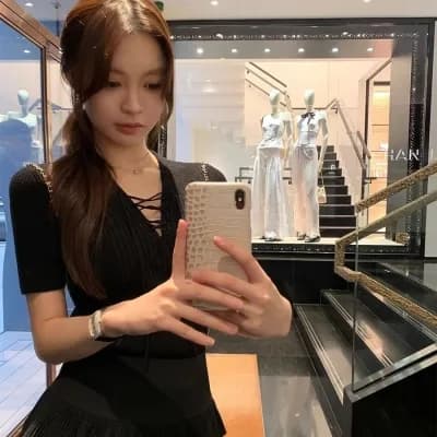 안녕하세요. 팬 팬 사용자 지정 원사 질감 센스 품격 네클라인 끈 향기로운 향 니트 반팔 여성 봄 슬림해 보이는 맨위 이미지 2