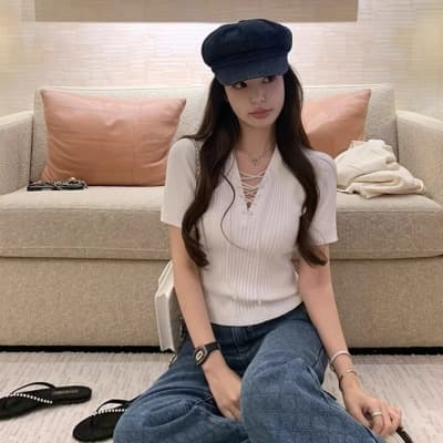 안녕하세요. 팬 팬 사용자 지정 원사 질감 센스 품격 네클라인 끈 향기로운 향 니트 반팔 여성 봄 슬림해 보이는 맨위 이미지 3