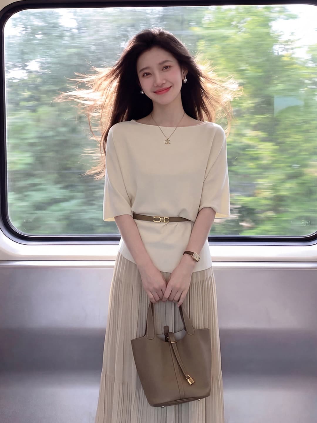 여름 새로운 품격 부드러운 출퇴근 비스듬한 어깨 의류 밝은색 하이웨이스트 반신 스커트 두 조각 여성 세트 벨트 포함
