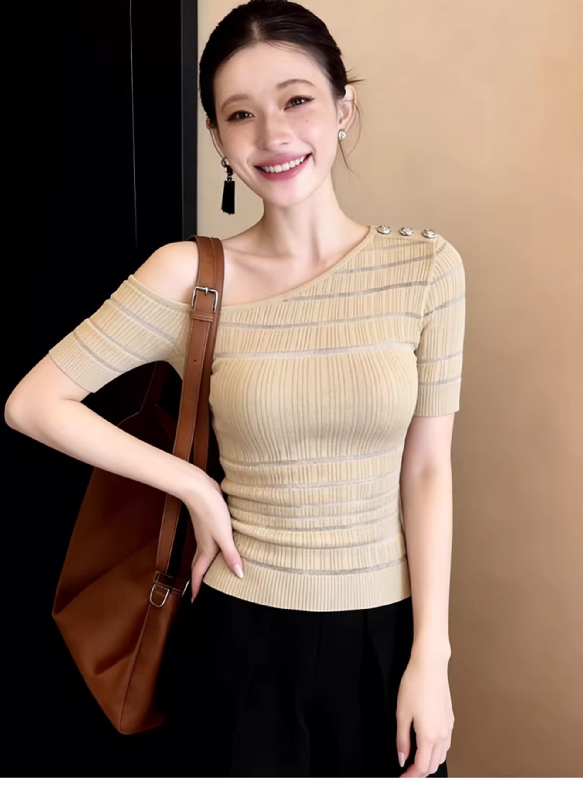 작은 키 커피 색상 비스듬한 칼라 오프숄더 니트 스웨터 얼음 실크 반팔 티셔츠 여성 여름 몸매 가꾸기 디자인 센스 쇼트 스타일 맨위 상세 이미지 3