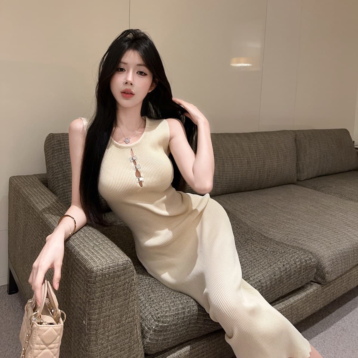 프랑스식 섹시함 홀로우 아웃 라운드 넥 니트 드레스 하이웨이스트 패션 몸매 가꾸기 슬림해 보이는 민소매 중간 길이 타이트 스커트 조끼 스커트 이미지 5