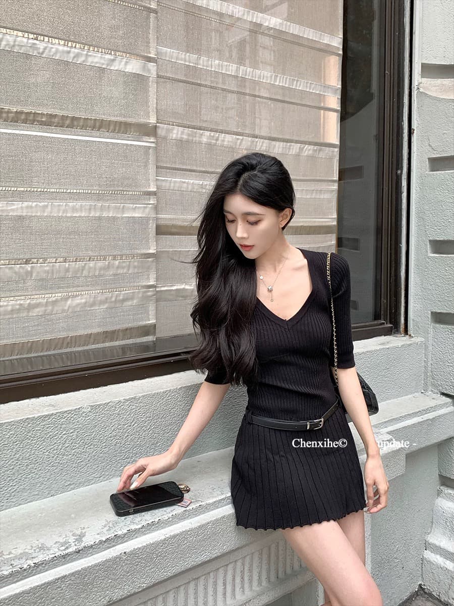 그는 아침 V넥 중간 소매 벨트 니트 원피스 여성 여름 핫걸 레트로 몸매 가꾸기 슬림해 보이는 플리츠 니트 미니 스커트 이미지 4