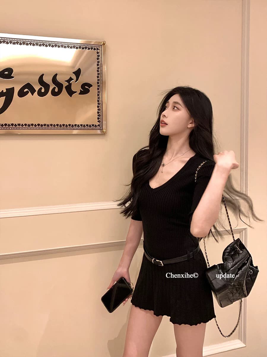 그는 아침 V넥 중간 소매 벨트 니트 원피스 여성 여름 핫걸 레트로 몸매 가꾸기 슬림해 보이는 플리츠 니트 미니 스커트 상세 이미지 5