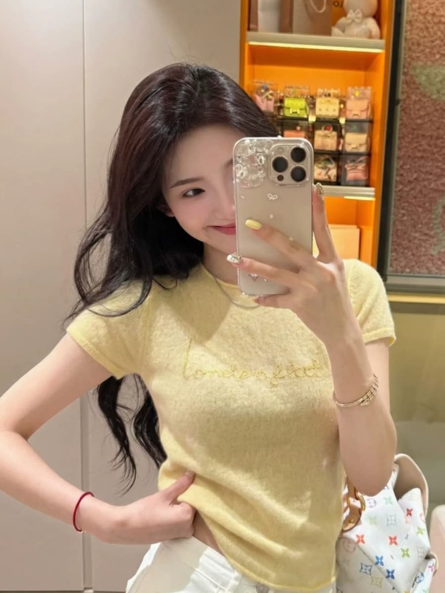 한 부서 황색 알파벳 긍정적 인 어깨 반팔 티셔츠 여성 여름 새로운 2026 슈퍼 화재 연령 감소 자이언트 잘 생긴 아름다운 맨위 상세 이미지 2