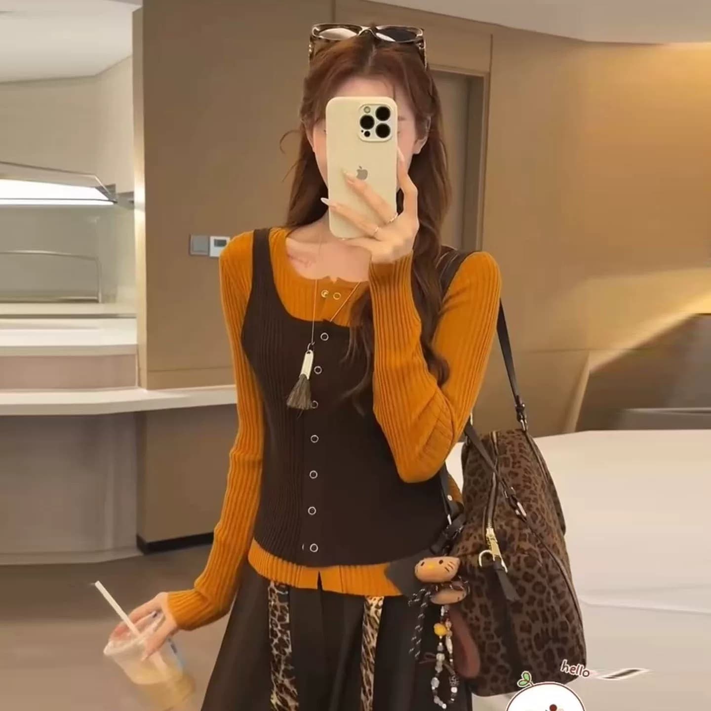 호박 주황색 라운드 넥 배색 페이크 레이어드 긴팔 니트 스웨터 여성 봄 가을 패션 스택 착용 몸매 가꾸기 슬림해 보이는 만나는 맨위