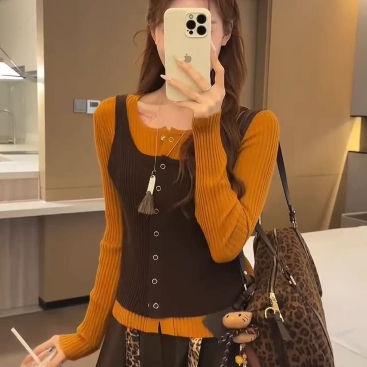 호박 주황색 라운드 넥 배색 페이크 레이어드 긴팔 니트 스웨터 여성 봄 가을 패션 스택 착용 몸매 가꾸기 슬림해 보이는 만나는 맨위 이미지 5