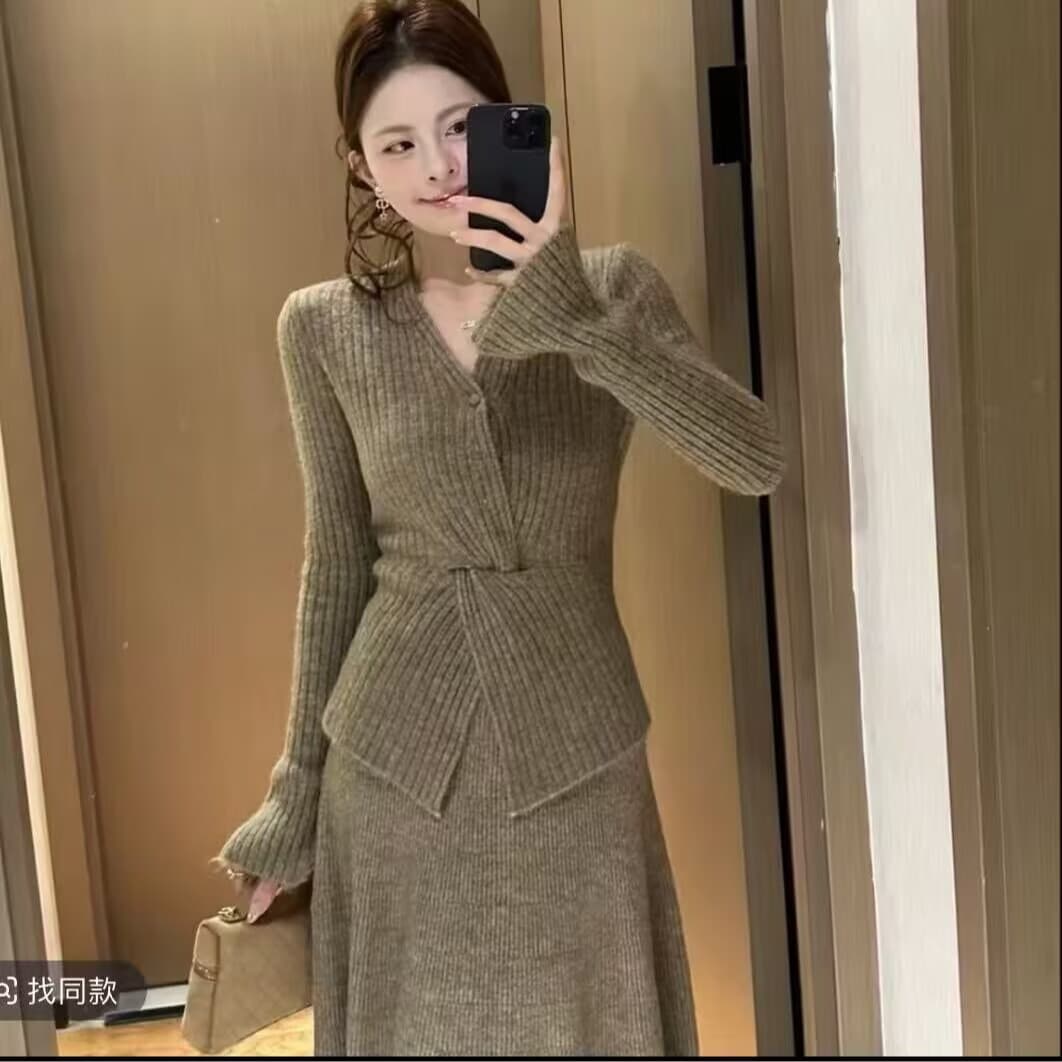 자이언트 잘 생긴 작은 샤넬 스타일 세트 여성 2026 새로운 가을 겨울철 착용 가져 가라. 전체 집합 니트 스웨터 반신 스커트 투피스 세트 이미지 2