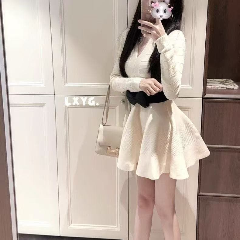 새로운 프랑스식 명문 여성 V넥 니트 허리 수축 슬림해 보이는 저녁 식사 만나는 퍼프 미니 스커트 벨트 투피스 세트 상세 이미지 4