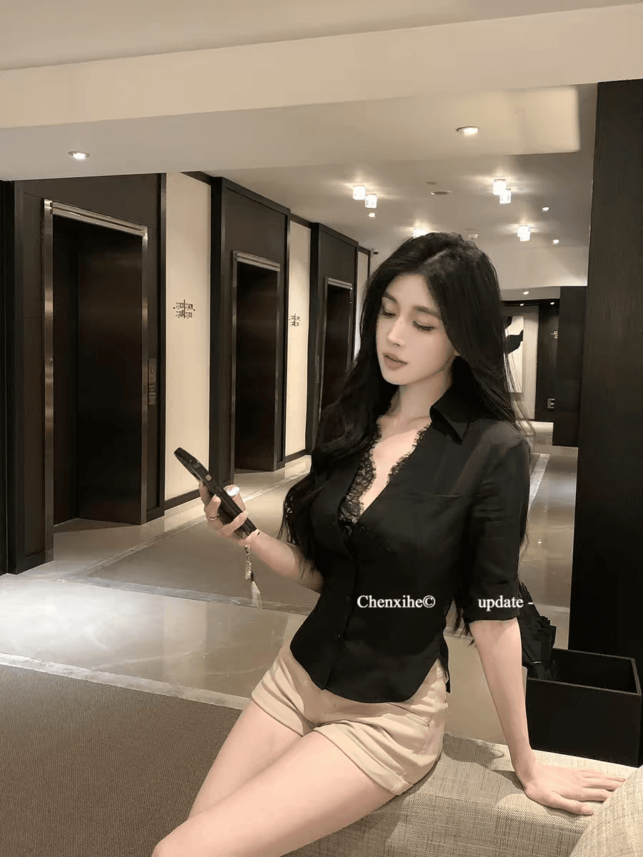 그는 아침 직장 핫걸 라이 경기 서울 레이스 조각 중간 소매 셔츠 흑인과 백인 색상 페이크 레이어드 허리 수축 맨위 이미지 2