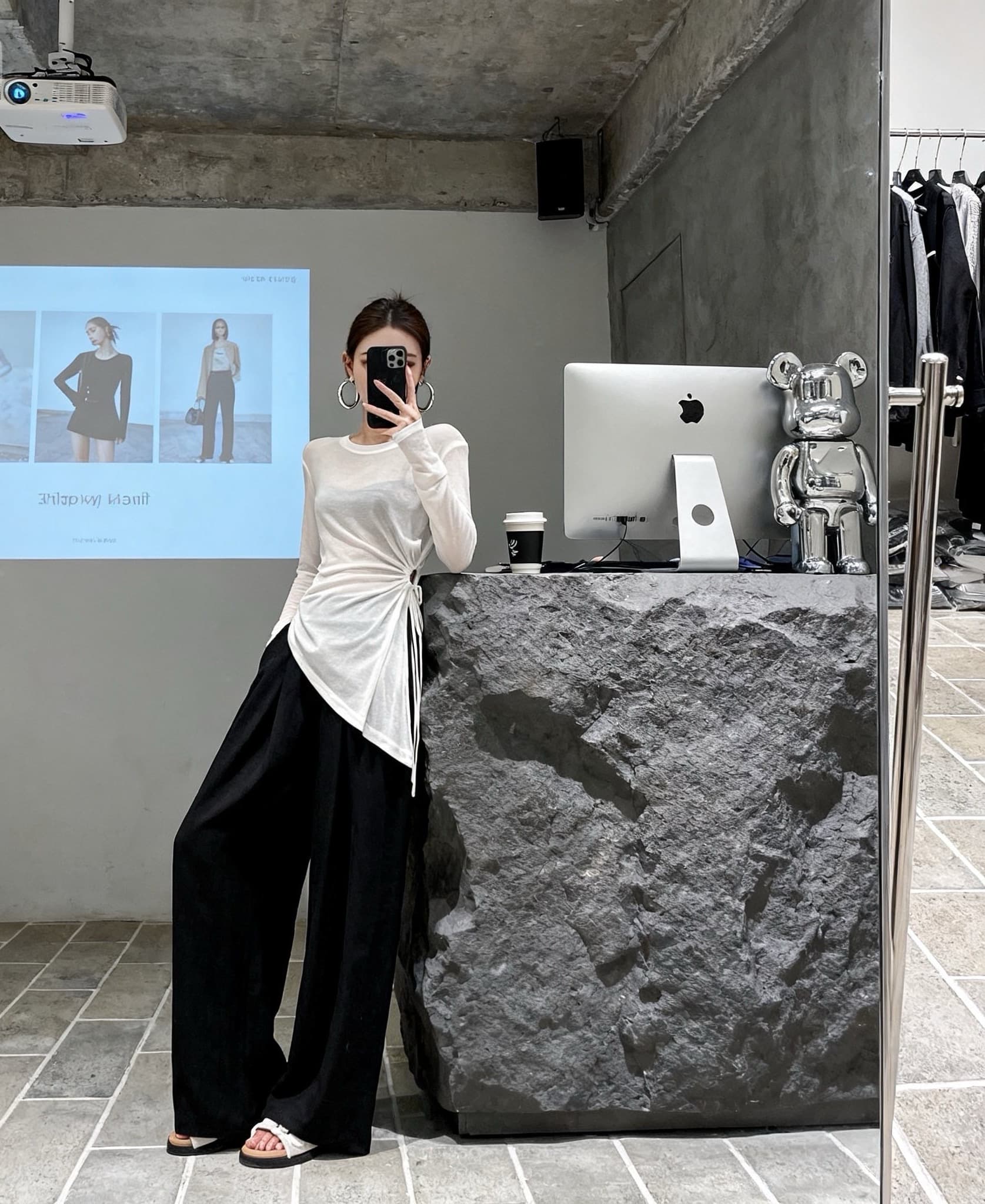 한 부서 디자인 센스 불규칙 스트랩 긴팔 티셔츠 여성 의류 봄 새로운 품격 도루 센스 와이드 레그 팬츠 세트 상세 이미지 2